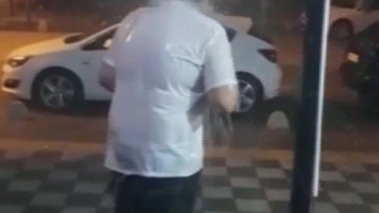 Yağmur altında duş aldı, çocuklar gibi eğlendi