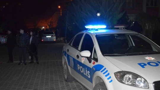 Yalnız yaşayan polis memuru evinde ölü bulundu