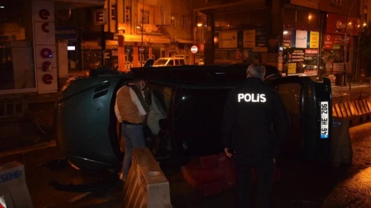Yan yatan otomobilden burnu bile kanamadan çıktı