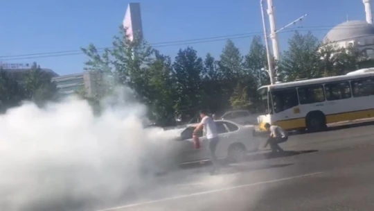 Yanan araç için vatandaşlar seferber oldu