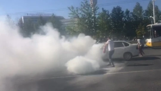 Yanan araç için vatandaşlar seferber oldu