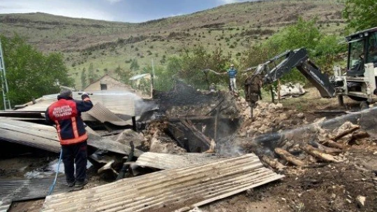 Yangın, bitişik eve de zarar verdi