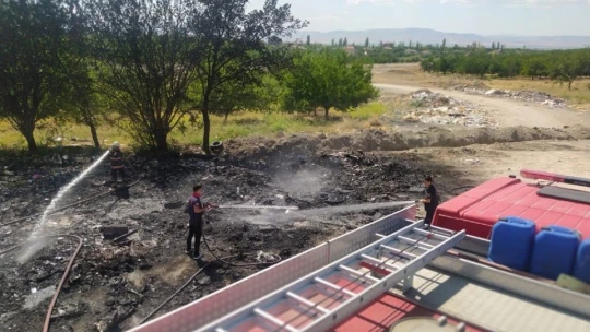 Yangın, kayısı bahçesine sıçramadan söndürüldü