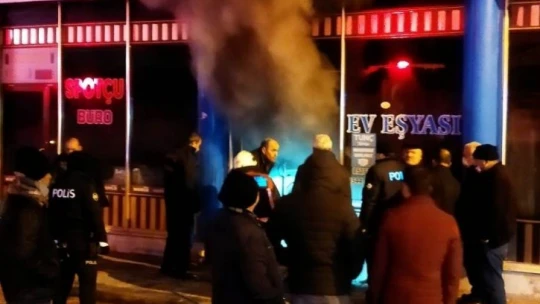Yangına müdahale eden itfaiye eri dumandan etkilendi