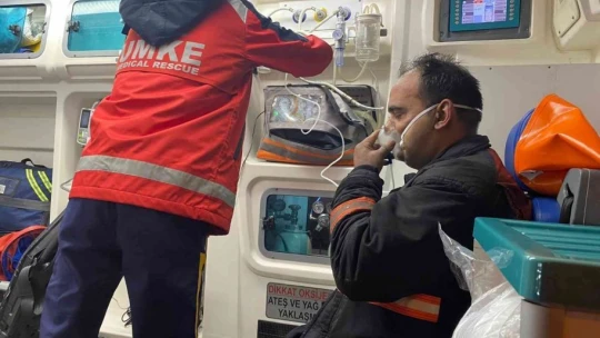 Yangına müdahale eden itfaiye eri dumandan etkilendi