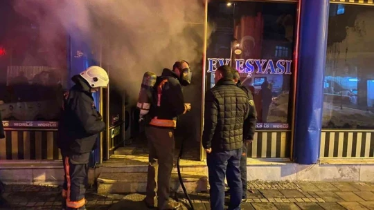 Yangına müdahale eden itfaiye eri dumandan etkilendi