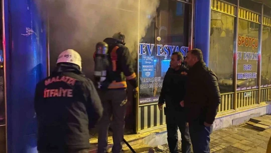 Yangına müdahale eden itfaiye eri dumandan etkilendi