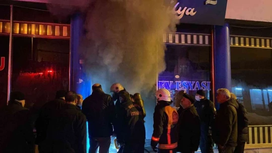 Yangına müdahale eden itfaiye eri dumandan etkilendi