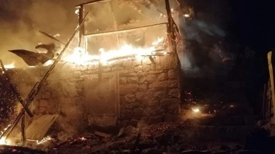 Yangında ev kullanılamaz hale geldi