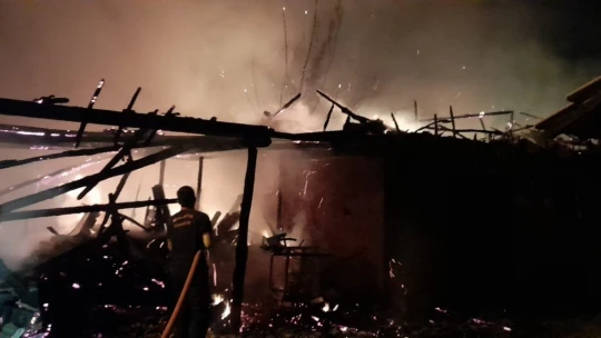 Yangında ev ve traktör zarar gördü