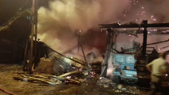 Yangında ev ve traktör zarar gördü