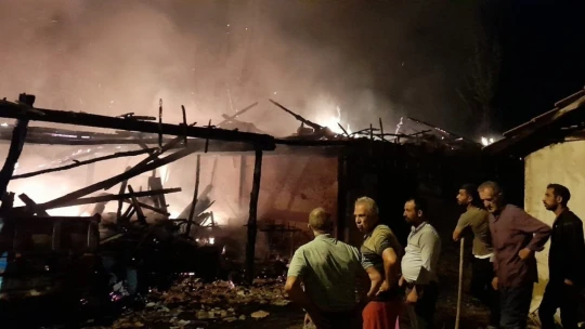 Yangında ev ve traktör zarar gördü