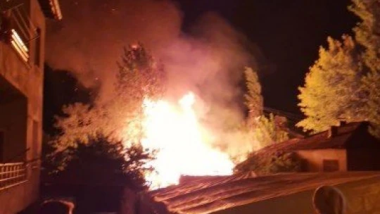 Yangında ev ve traktör zarar gördü