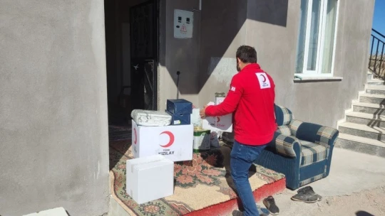 Yangında evi küle dönen aileye Kızılay yardım etti