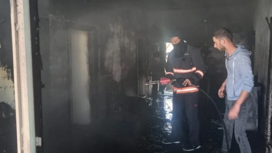 Yangında mahsur kalan çocuğu vatandaşlar kurtardı