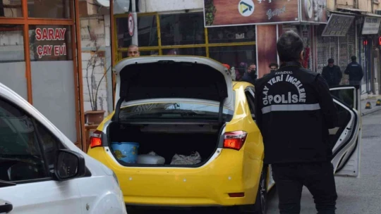 Yaraladığı kadını gasp ettiği araçla kaçırmaya çalıştı