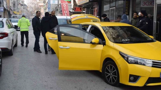Yaraladığı kadını gasp ettiği araçla kaçırmaya çalıştı