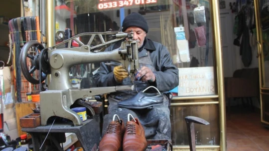 Yarım asırdır ayakkabı tamirciliğini icra ediyor
