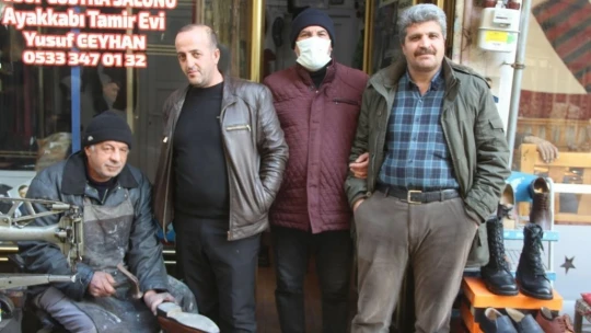 Yarım asırdır ayakkabı tamirciliğini icra ediyor