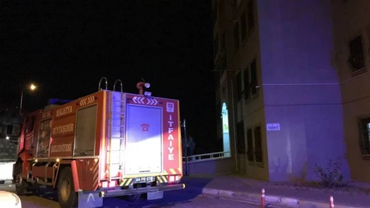 Yaşadığı evi ateşe verdi, yangına müdahale için gelen ekiplere kapıyı açmadı