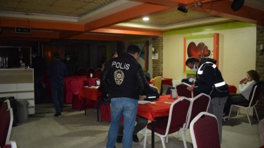 Yasağı delip eğlence mekanında yakalandılar