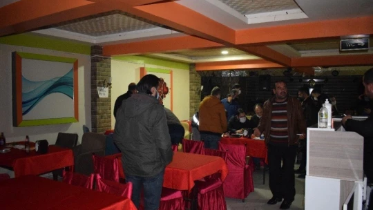 Yasağı delip eğlence mekanında yakalandılar