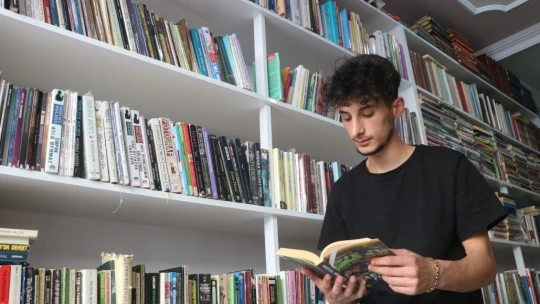 Okuduğu kitaplarla sahaf açtı