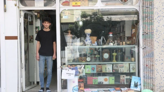 Okuduğu kitaplarla sahaf açtı
