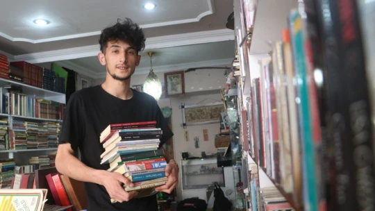 Okuduğu kitaplarla sahaf açtı