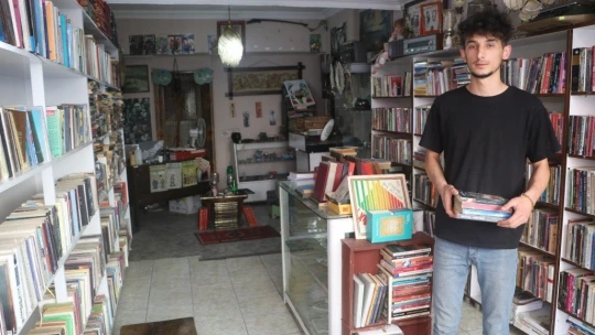 Okuduğu kitaplarla sahaf açtı