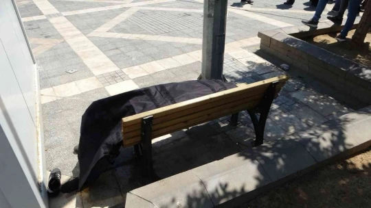 Yattığı bankta ölü bulundu