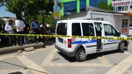 Yattığı bankta ölü bulundu