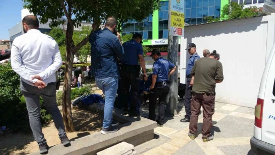 Yattığı bankta ölü bulundu