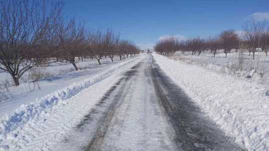 Yazıhan' da yol açma çalışmaları sürüyor