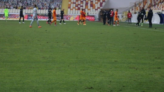 Yeni Malatya Stadı'nın zemini tepki çekti