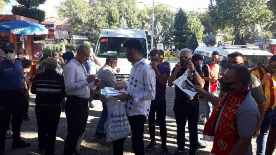 Yeni Malatyaspor'a destek olmak için maske dağıttılar