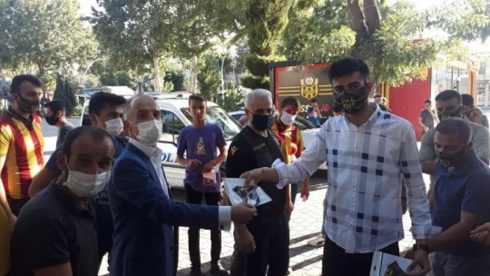Yeni Malatyaspor'a destek olmak için maske dağıttılar