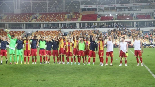 Yeni Malatyaspor'dan galibiyet kutlaması