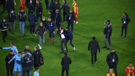 Adil Gevrek sahaya girdi