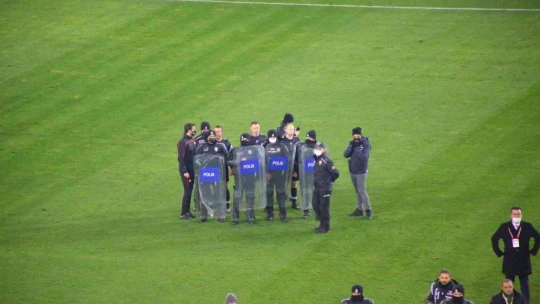Adil Gevrek sahaya girdi