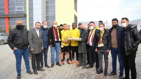 Yeni Malatyaspor taraftarından takıma destek, yönetime tepki