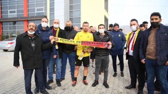 Yeni Malatyaspor taraftarından takıma destek, yönetime tepki