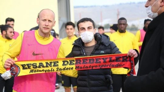 Yeni Malatyaspor taraftarından takıma destek, yönetime tepki