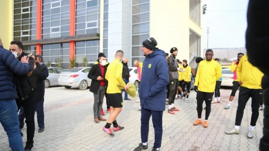 Yeni Malatyaspor taraftarından takıma destek, yönetime tepki