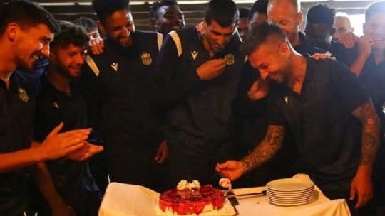 Yeni Malatyasporlu genç kaleciye doğum günü kutlaması