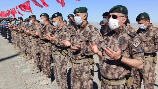 Yeni yapılacak Özel Harekat binası için dev Türk bayrağı