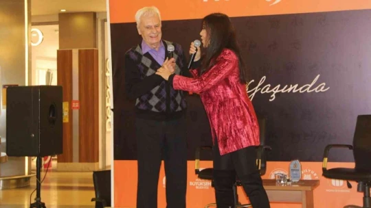 Yeşilçam oyuncuları Engin Çağlar ve Meral Konrat hayranlarıyla buluştu