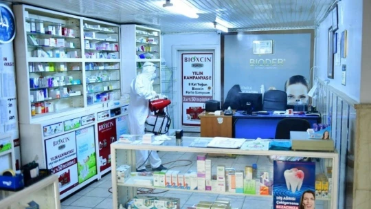 Yeşilyurt Belediyesi eczaneleri dezenfekte ediyor