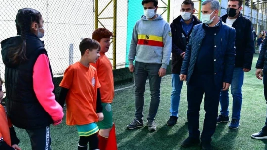 Yeşilyurt Belediyesi futbol okulunda geleceğin yıldızları yetişiyor