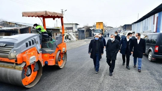 Yeşilyurt Belediyesi, Mahrukatçılar Sitesinin yollarını modern ve konforlu hale getiriyor